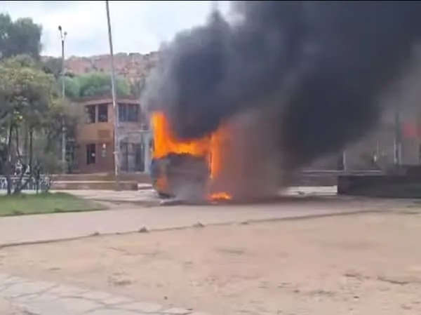 El hecho ocurrió en la sede tecnológica de la Universidad Distrital en Ciudad Bolívar, un grupo de personas se tomaron el bus zonal por la fuerza.