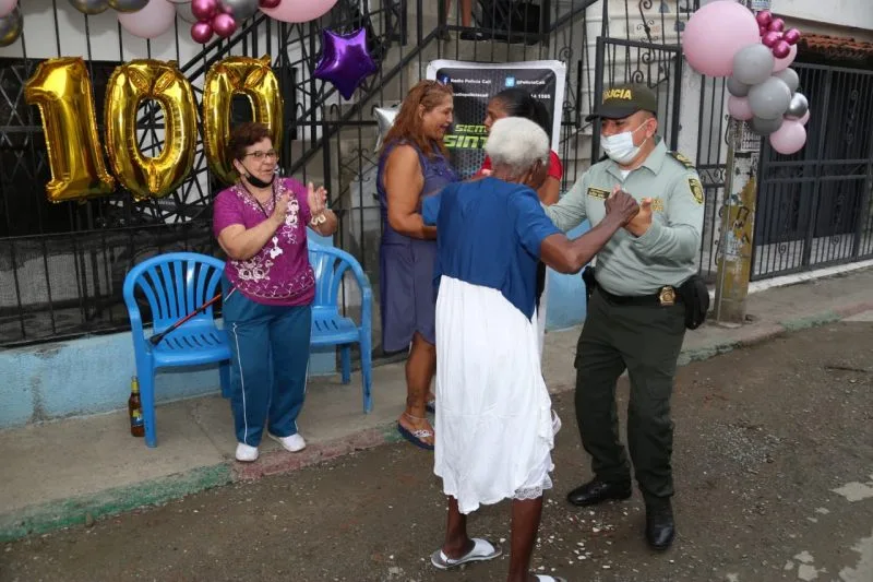 ¡Los cumplió feliz! a Doña 'Chili' le celebraron sus 100 años en el barrio Alfonso López