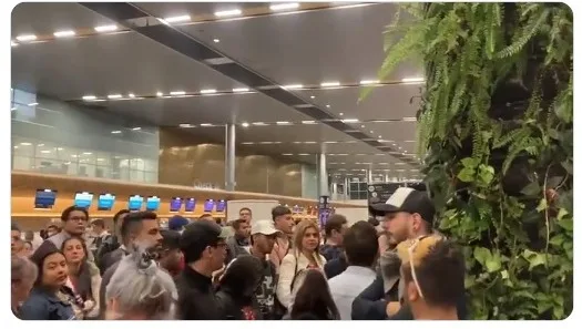 Viva dejó a miles de pasajeros varados en aeropuertos en Colombia, tras suspender operaciones