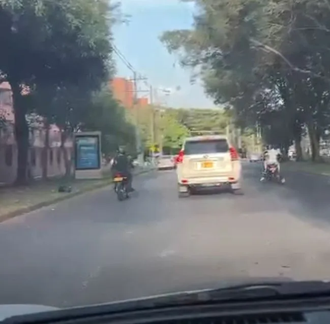 En plena carrera 86, sur de Cali, atracaron una camioneta, otro motoladrón había fingido un accidente. Huyeron con lo robado, Foto: capturas video ciudadano.