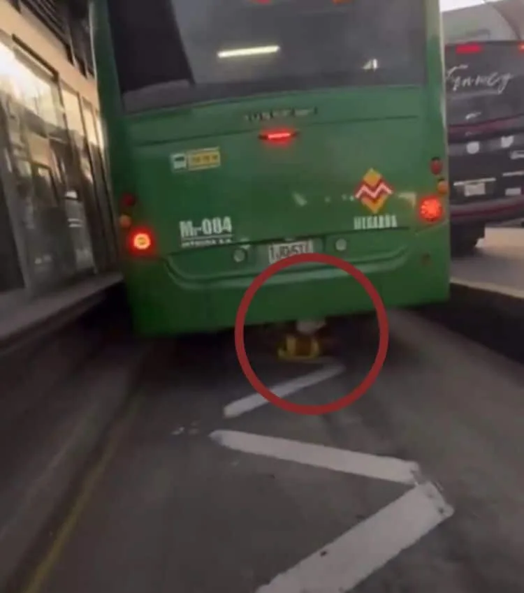 "Y prefirió solo grabar", el sujeto iba colgado por debajo del bus, en Pereira