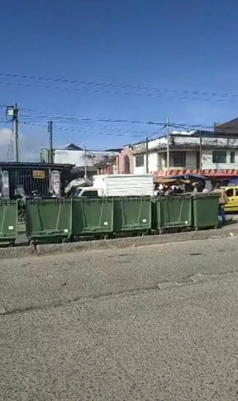 Contenedores instalados sobre el separador vial de la galería La Esmeralda