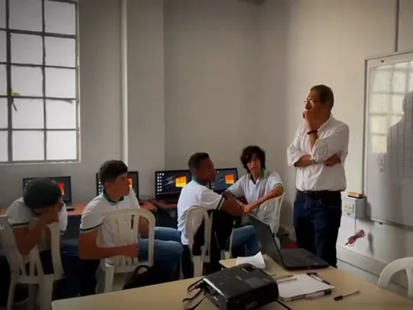 Los 40 equipos de cómputo que estaban listos para ser desechados fueron “revividos” con tecnología en la nube Qinaya y quedaron al servicio de una institución educativa de Cali.