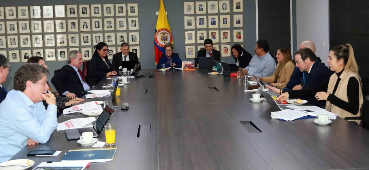 'Cónclave' por las reformas laboral y pensional en Colombia: empresarios, centrales obreras y gobierno reunidos