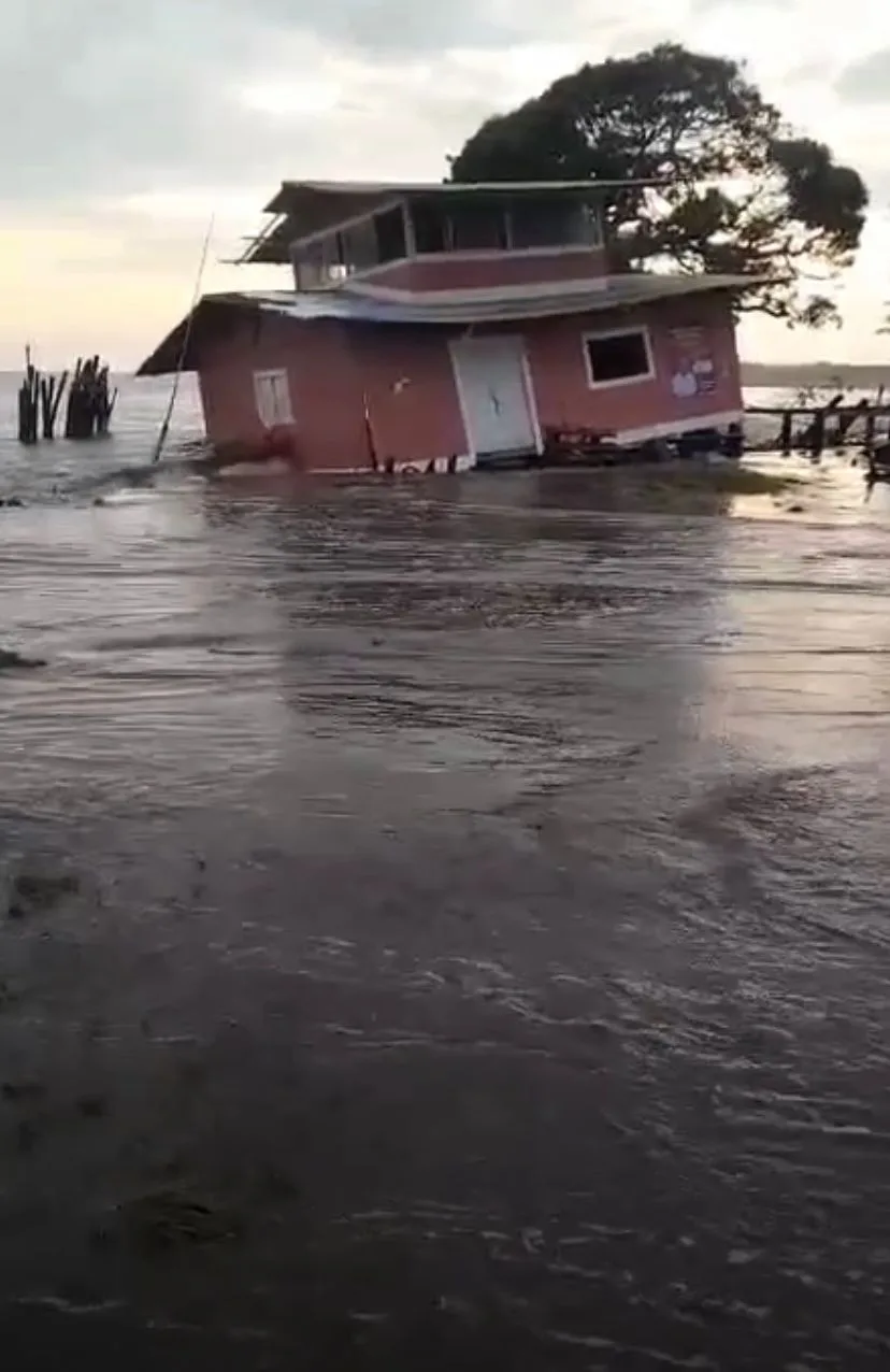 Viviendas colapsadas, embarcaciones perdidas en las veredas Amarales y Mulatos del municipio de La Tola, en el departamento de Nariño.