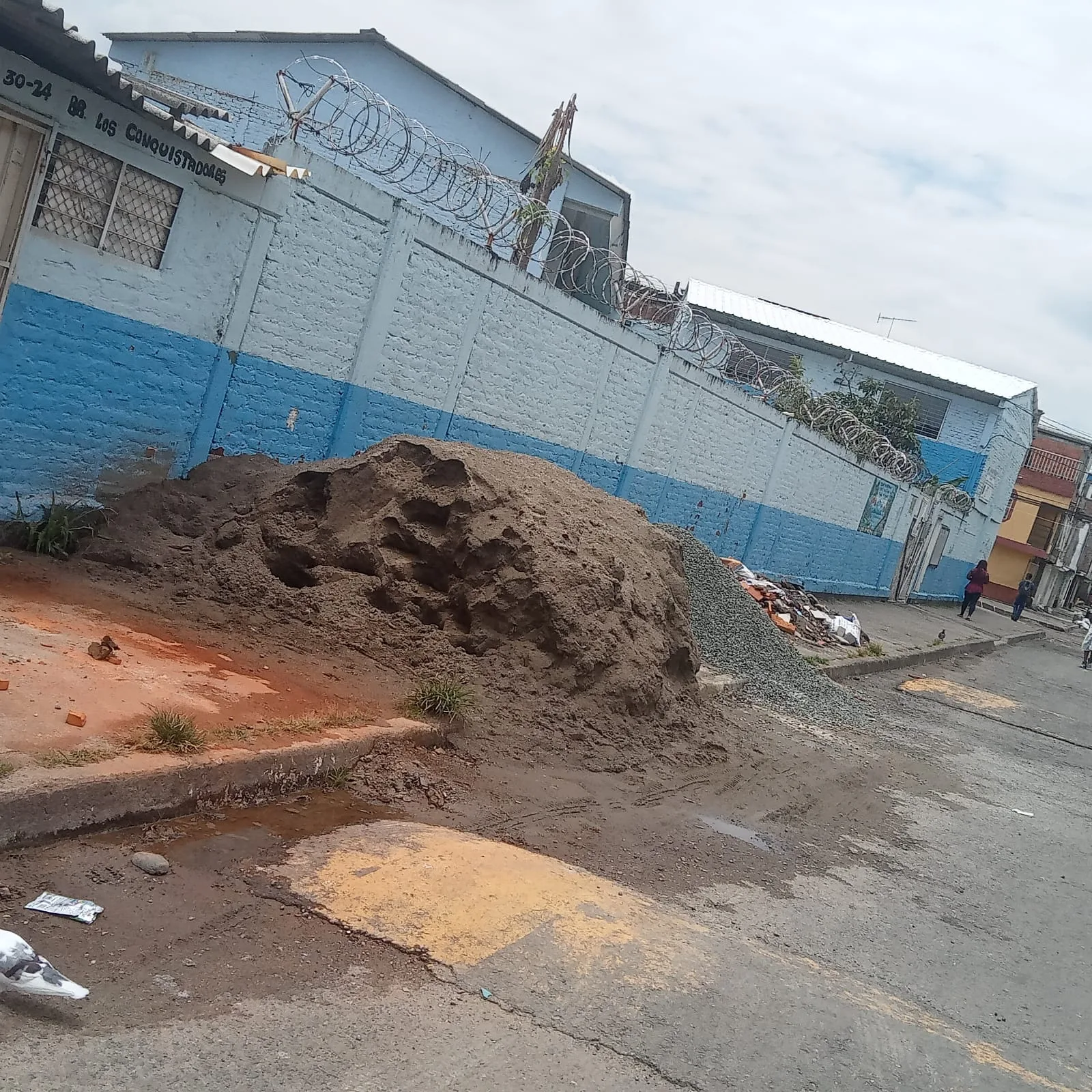 Por daños en la vía, inseguridad, "ruido excesivo" y expendio de drogas: en el barrio Conquistadores de Cali planean una protesta
