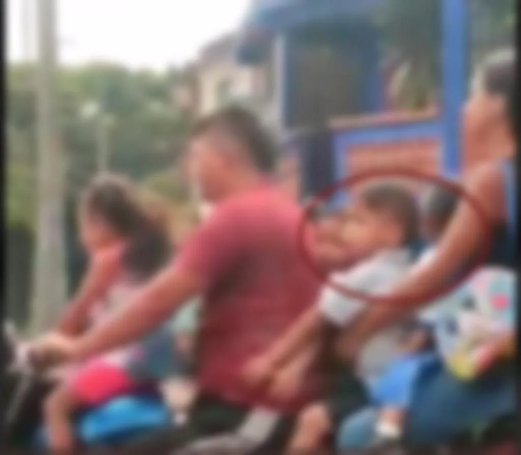 Ciudad de Cali, dos adultos llevaban a cuatro menores: dos niñas y dos niños en moto