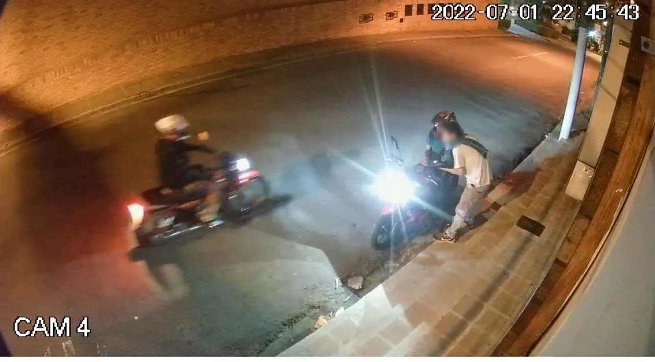 una moto en