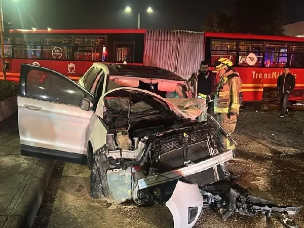 Accidente de bus de Transmilenio y vehículo particular en Bogotá.