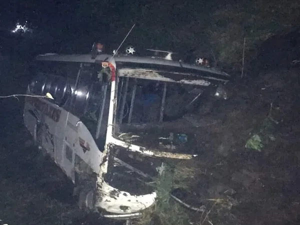 bus se volcó en vía Tumaco - Pasto
