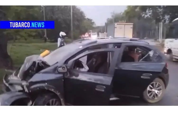 Un carro chocó contra un árbol y un taxi volcado: más de 500 accidentes van en Cali este 2023