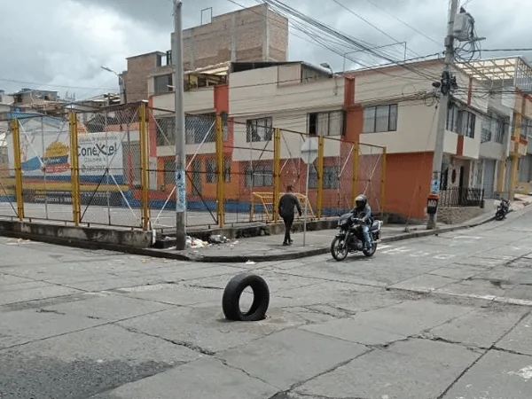 Denuncian que la alcantarilla entre el barrio Santa Bárbara y el Mercedario, no tiene tapa; hay una llanta sobre el hueco.