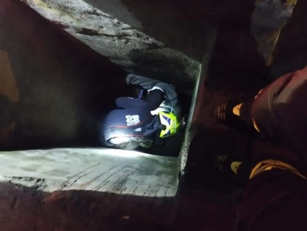 Rescataron al hombre que cayó a un sumidero, en la Panamericana sur en Pasto