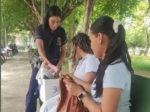 Estudiante vende bolis para costear sus gastos universitarios.