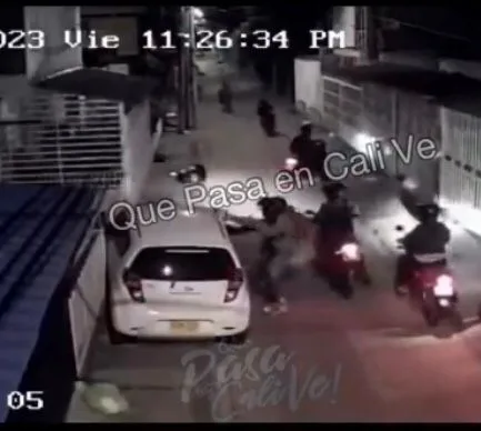 De la rabia, los ladrones le agarraron el carro a patadas pero no pudieron robar en Cali
