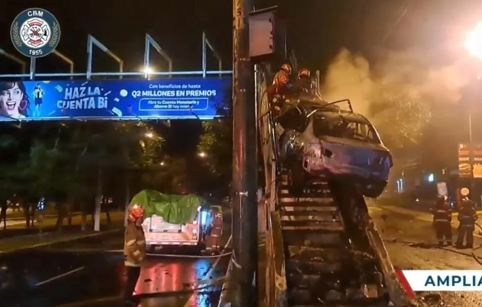 En medio de un puente peatonal y "carbonizado" terminó conductor de un automóvil en Guatemala