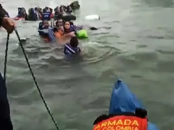 Lograron rescatar con vida a 24 turistas que naufragaron en aguas del Pacífico