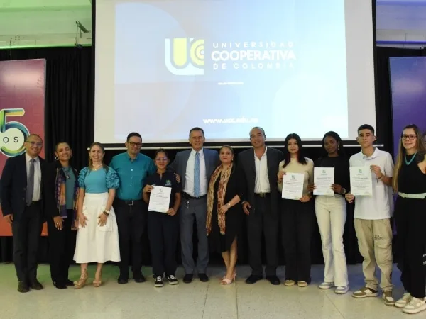 Talento vallecaucano: estudiantes con los mejores resultados en Saber 11 de 2024 recibieron un premio que transformará su futuro