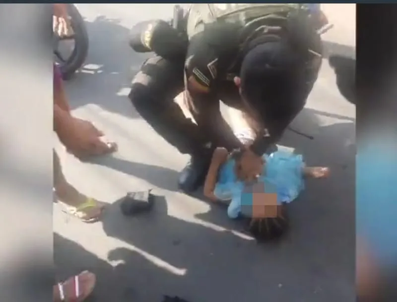 "Ya volvió, ya volvió", policías le salvaron la vida a una niña que convulsionó en la calle en Bucaramanga