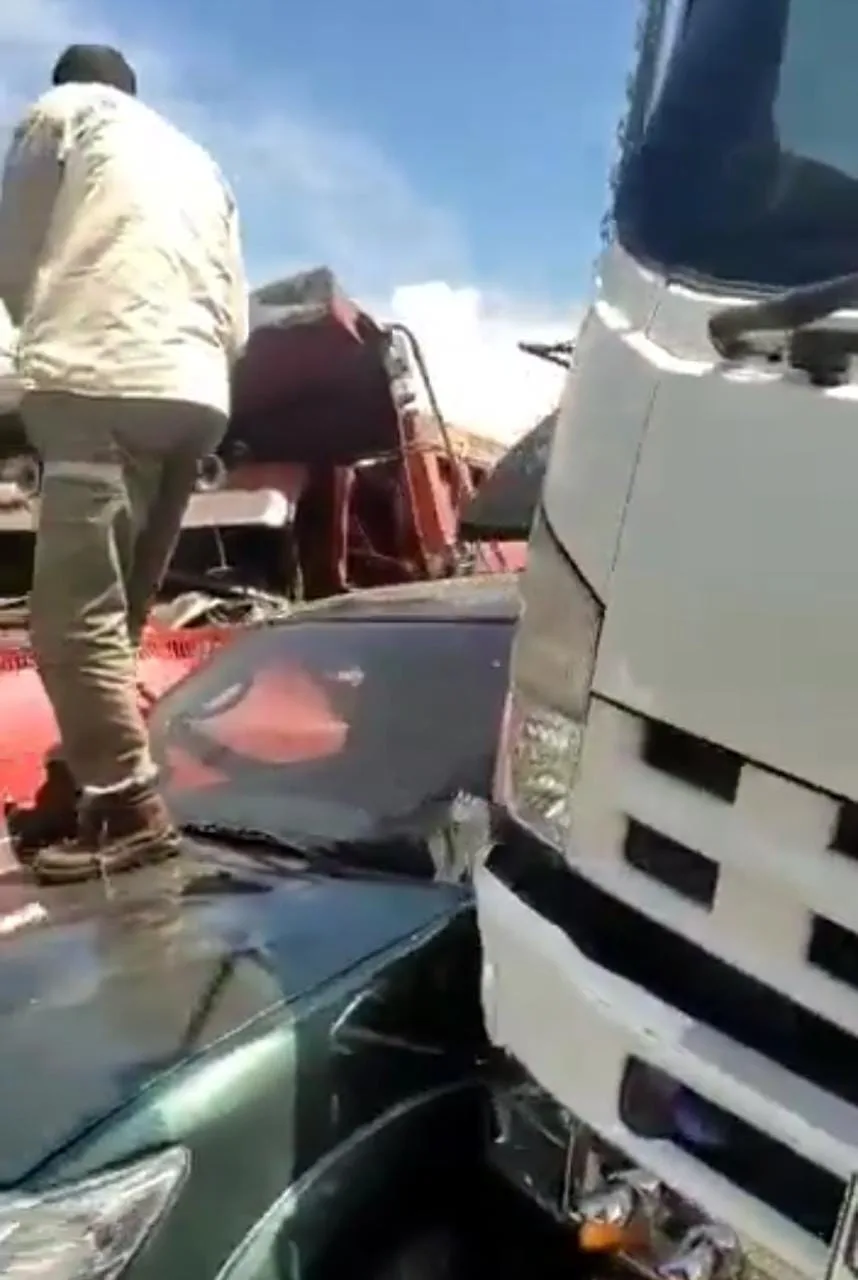 Un bus terminó volcándose en un aparatoso accidente en la vía Medellín-Bogotá