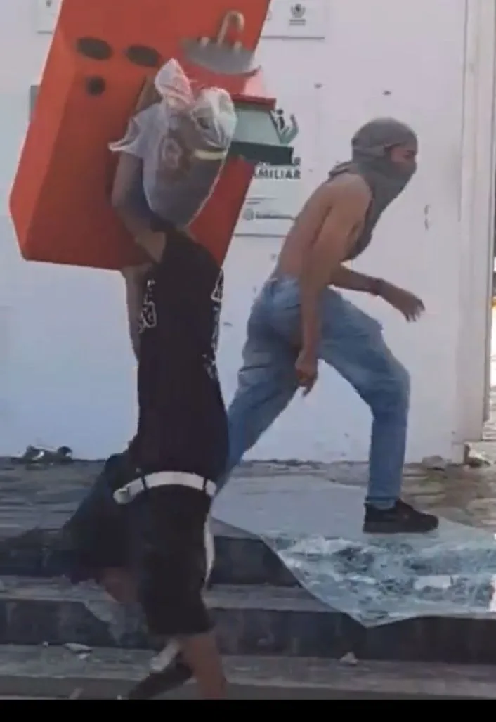 Salieron con lo robado del CDI y delante de la gente, nadie intervino ni llegó la policía en Barranquilla