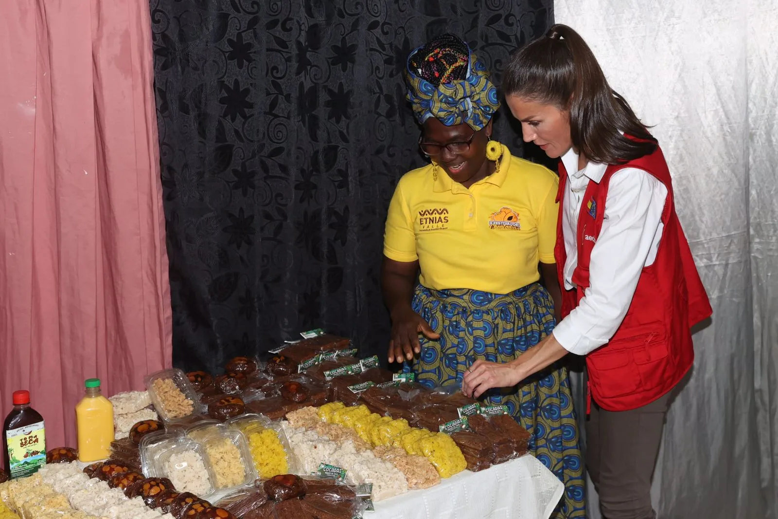 La reina Letizia y los chontaduros en Cali, y el "café de la esperanza" en Yotoco