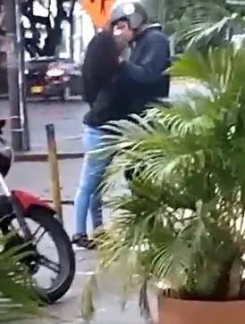 ¿Debieron intervenir?, "los grabaron por puro morbo", pareja 'romántica' en plena calle de Cali