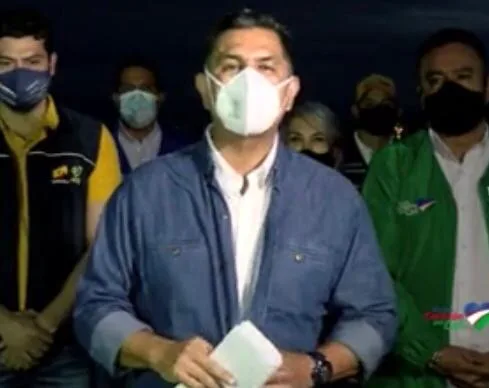 camisa azul de Ospina