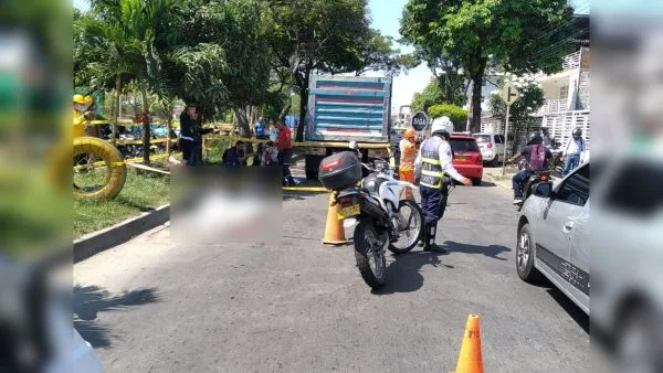 Nuevamente un motorizado cayó y una volqueta le pasó por encima: Jhon fue la víctima en la Simón Bolívar, en Cali