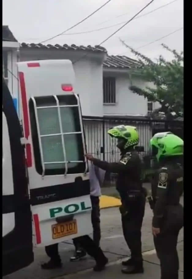 La patrullera que no le comió de armas a ladrones en Cali, "se tiró de la moto y los enfrentó"