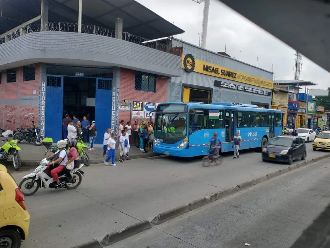 La gente gritando, un celular perdido y el bus del MIO siguió de largo pero "buscando policía", decían