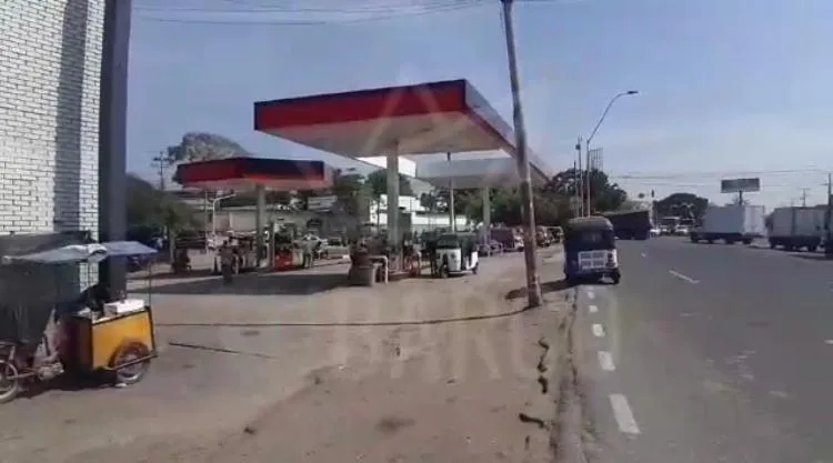Malambo, niños en estación de gasolina