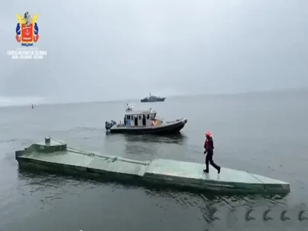 El sumergible era tripulado por cuatro sujetos, que pretendían transportar 76 bultos de estupefacientes rumbo a las costas de Centro América.
