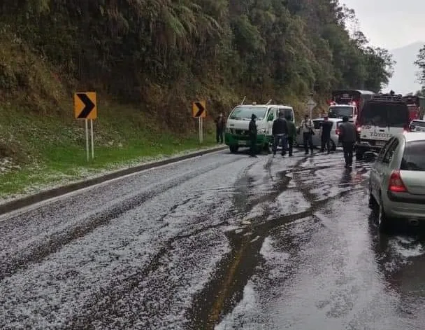 "La vía parecía jabón": conductores sufrieron emergencia por granizada y deslizamiento