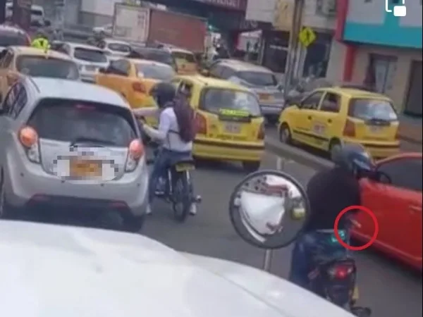 Aprovecharon el trancón para robar "a los del carro gris", en la suroriental con 25: iban en moto, armados y apuntando