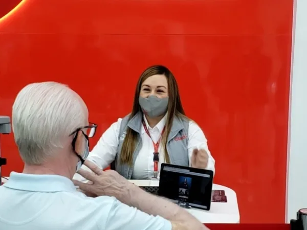 Servicio incluyente e innovador: nuevos centros de atención con interpretación de lengua de señas de Claro en Cali