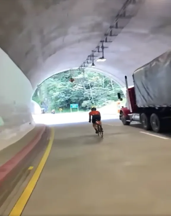 un ciclista en