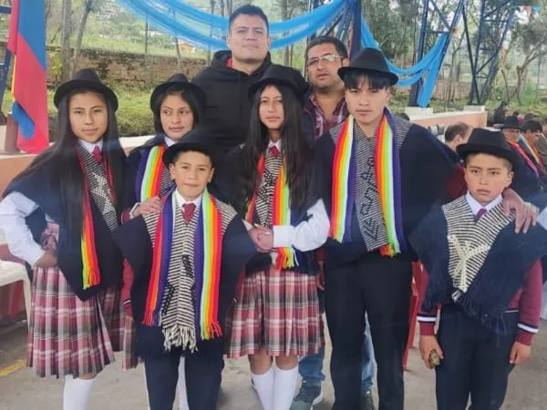 Estudiantes del Centro Educativo La Calera, resguardo indígena Chiles, en Cumbal.