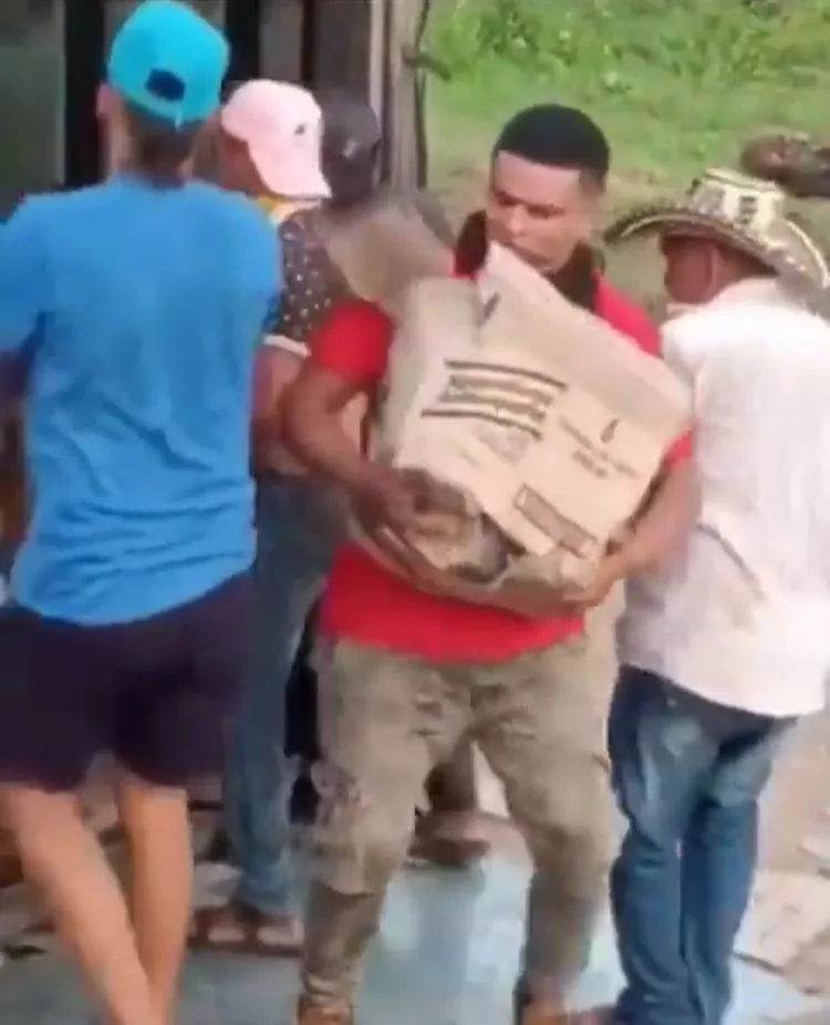 '¿'Guaro' pa' todo el mundo?': Se volcó un camión con cajas de aguardiente y la gente se llevó sus botellas en Chibolo, Magdalena