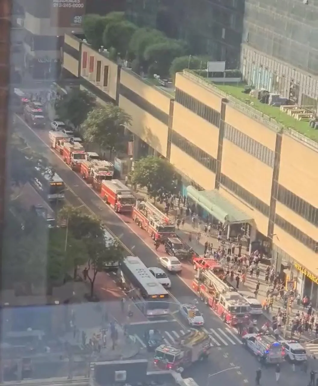 Grúa se prendió, se descolgó y terminó derrumbando la estructura de un edificio en Manhattan