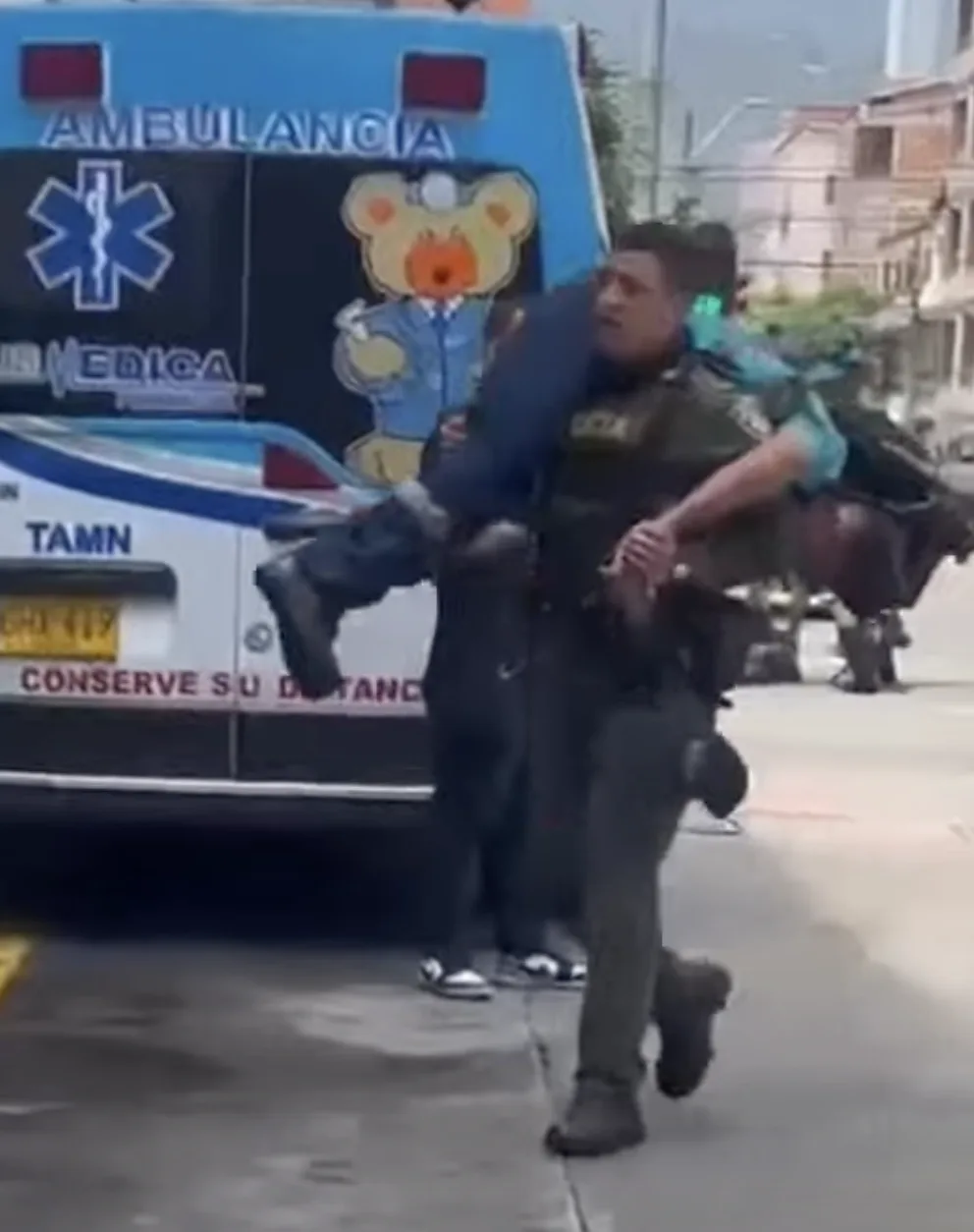 En Itagüí, ante la falta de una ambulancia, policía decidió llevar a un enfermo cargado al hospital