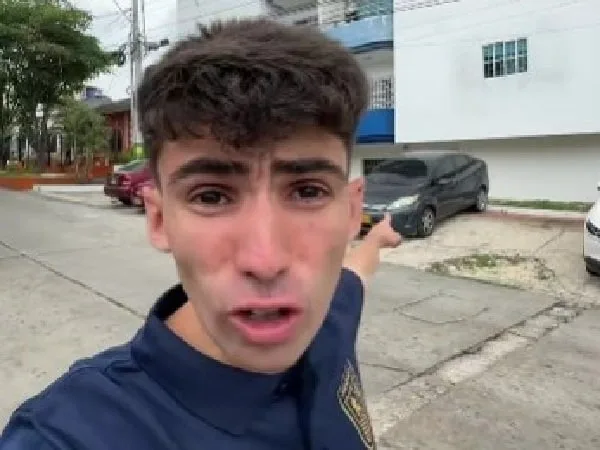 'Influencer' español quedó asombrado por carros con vidrios polarizados.