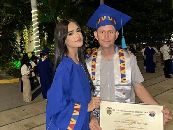 Joven se graduó y dedicó su logro a su padre.