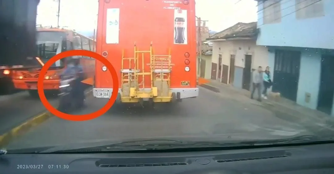 Video: “En contravía, sobrepasa el camión”, las imprudencias en la vía Caracha en Pasto