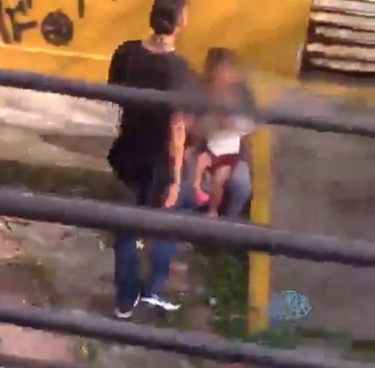 pareja con una bebé pidiendo limosna