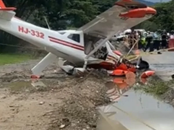 Insólito en Cartago: A un piloto se le apaga la avioneta justo llegando al aeropuerto e impacta a un motociclista