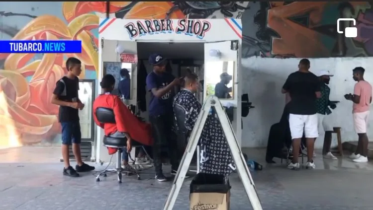 La 'Barber Shop' debajo de un puente en Cali, antes era foco de inseguridad y malos olores