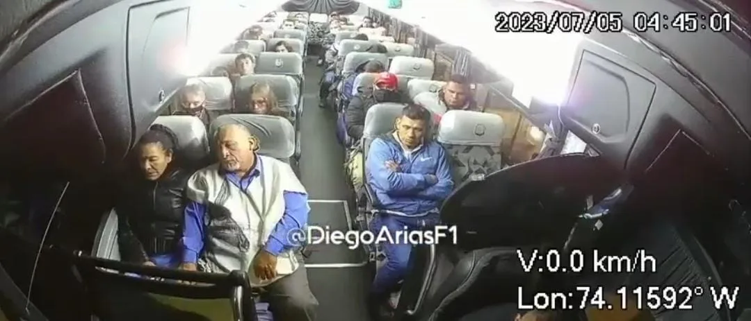 Ladrones se subieron en un bus en Bogotá y "robaron 28 pasajeros", ahora los están 'boleteando'