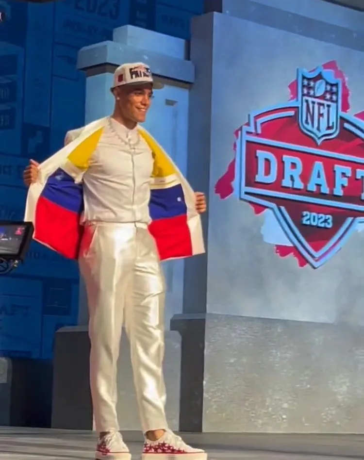 Histórico para Colombia: González con la bandera del país en el Draft de la NFL, nació en Texas pero sus padres son colombianos