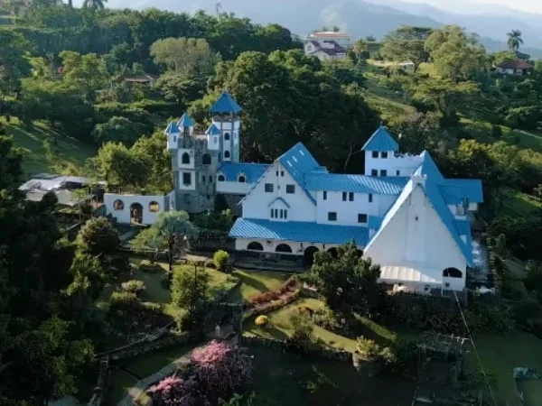 Un castillo medieval, con piscina de agua natural y la mejor vista del valle